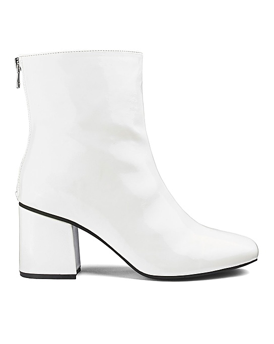 Street Style Alert: White Boots – Curvily